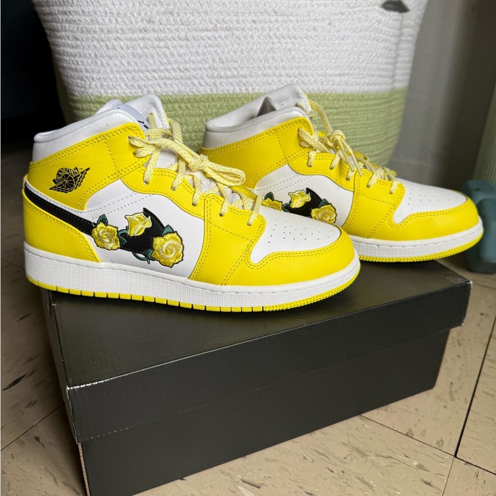 Air Jordan 1 Mid SE (size 6.5Y)